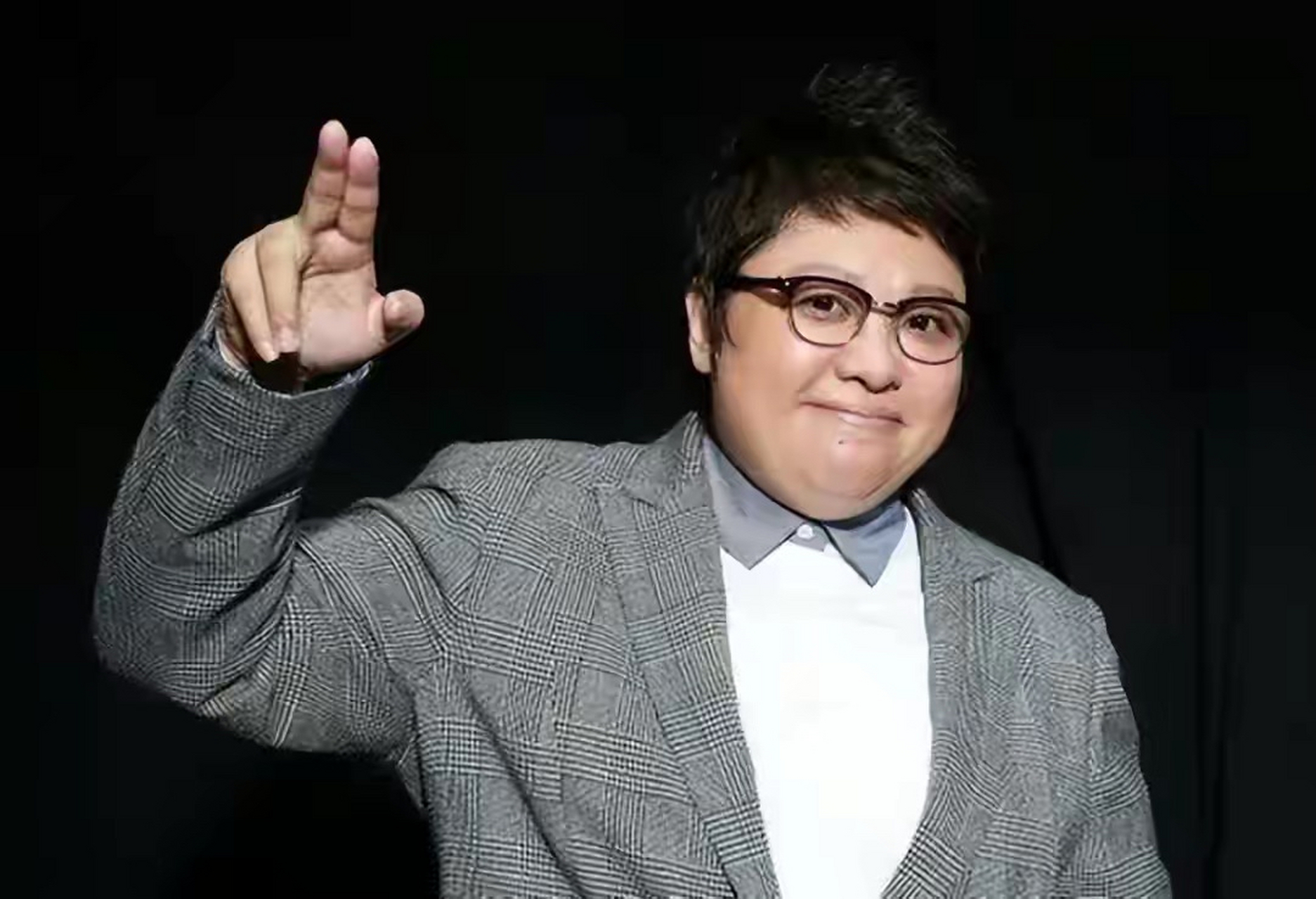 韩红减肥成功!身材瘦到完全撑不住衣服,网友直呼模样大变认不出