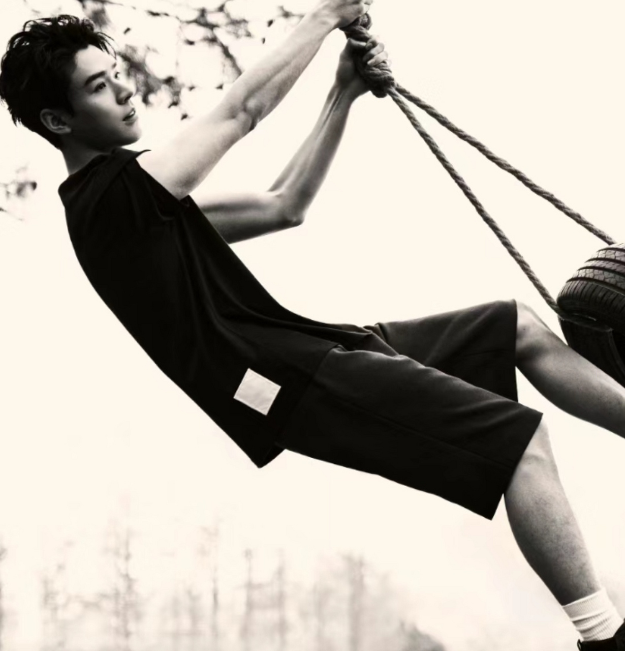 龚俊分享黑白滤镜大片,高级感溢出屏幕,有种在拍电影的既视感,天生的