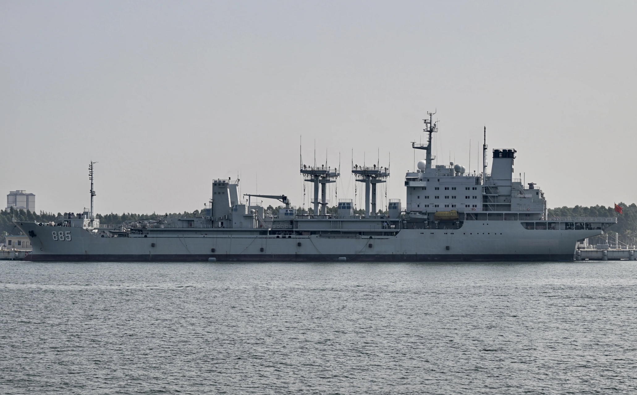 中国海军885青海湖舰 905型综合补给舰 该舰购自乌克兰,在中国续建,共