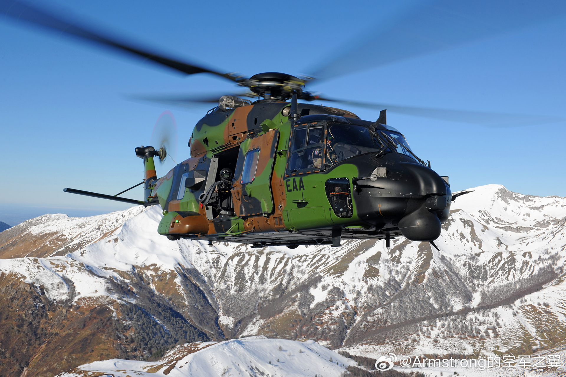 nh90直升机的颜值可以说在众多中型直升机里数中上,特别是机身的折线