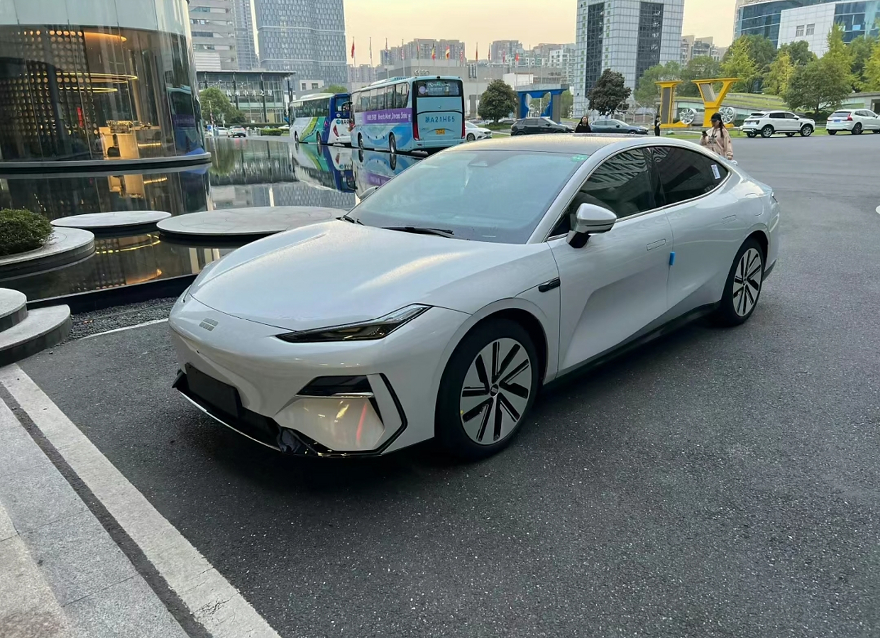 吉利的银河e8作为吉利最新推出的新能源车型,就外观造型方面来说,谁能