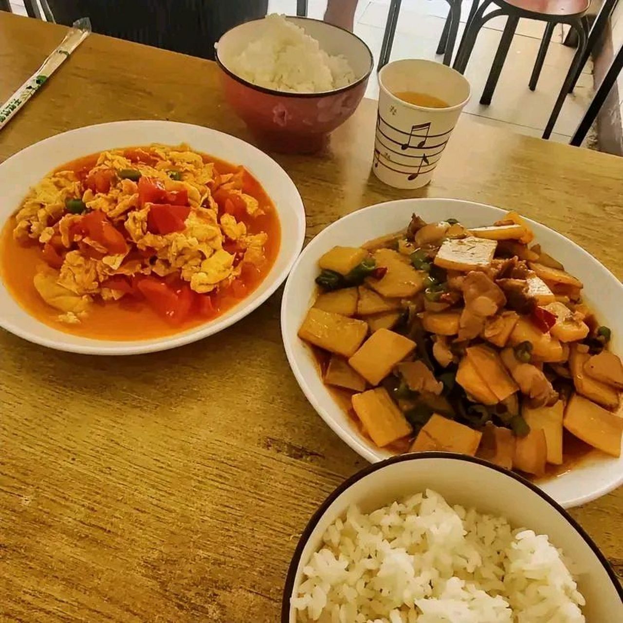 中午,和同事在楼下的一个小餐馆吃饭.