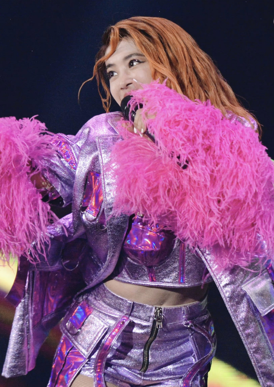 蔡依林的舞台造型也太炫了,一身紫色穿搭,时尚性感,又美又酷!