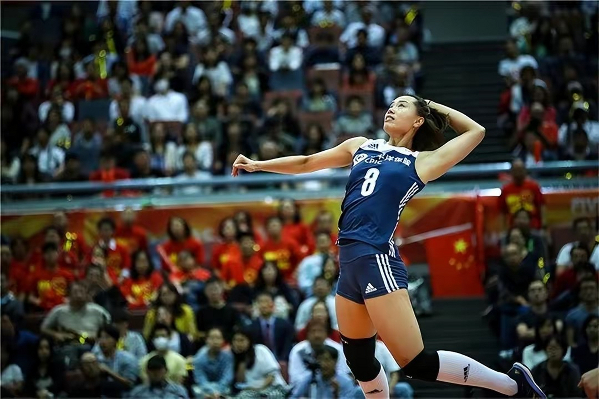 退役后嫁小4岁男友,如今一家三口很幸福 曾经的曾春蕾,生活中除了排球