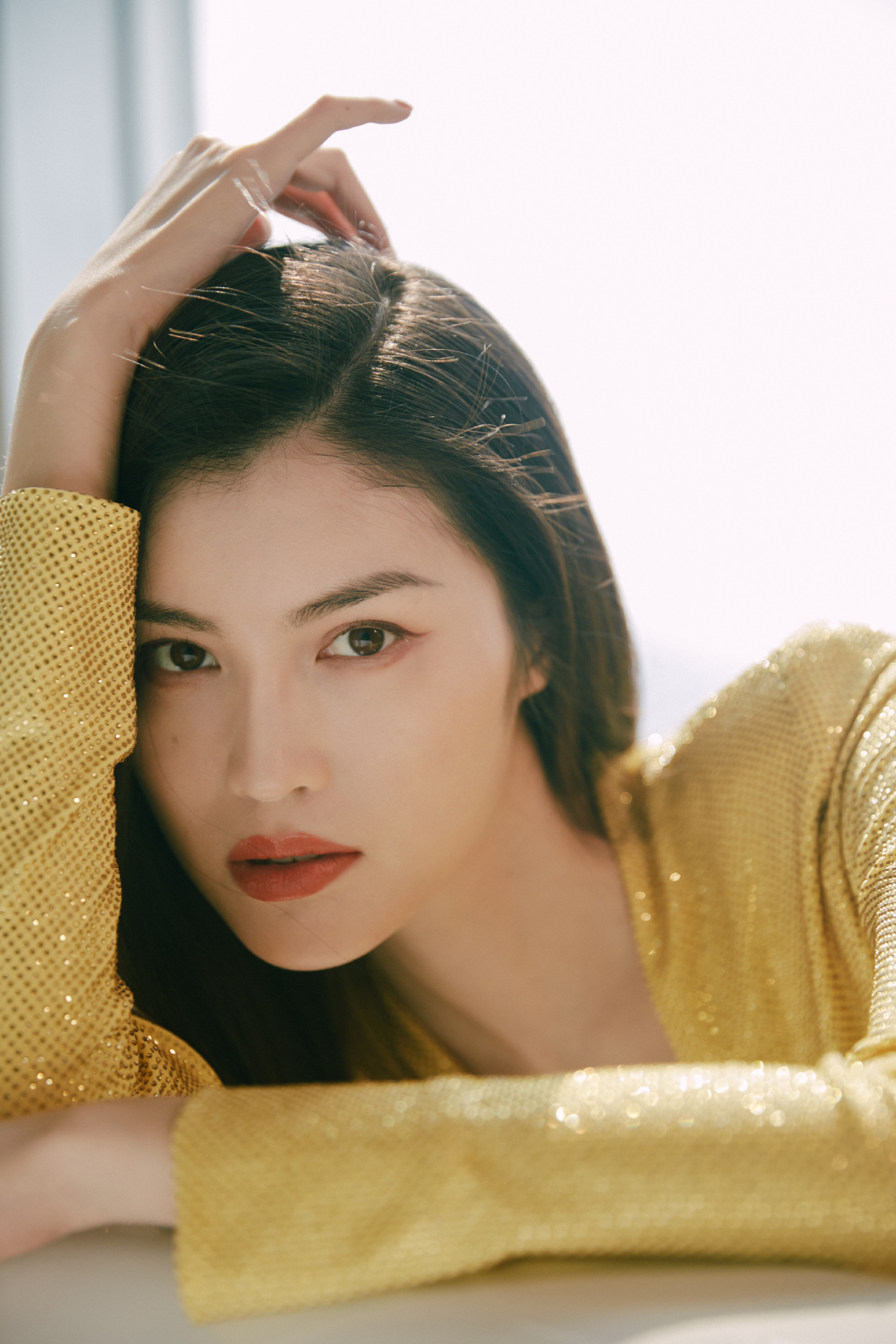 何穗写真,一袭黄裙,气质优雅,美丽动人