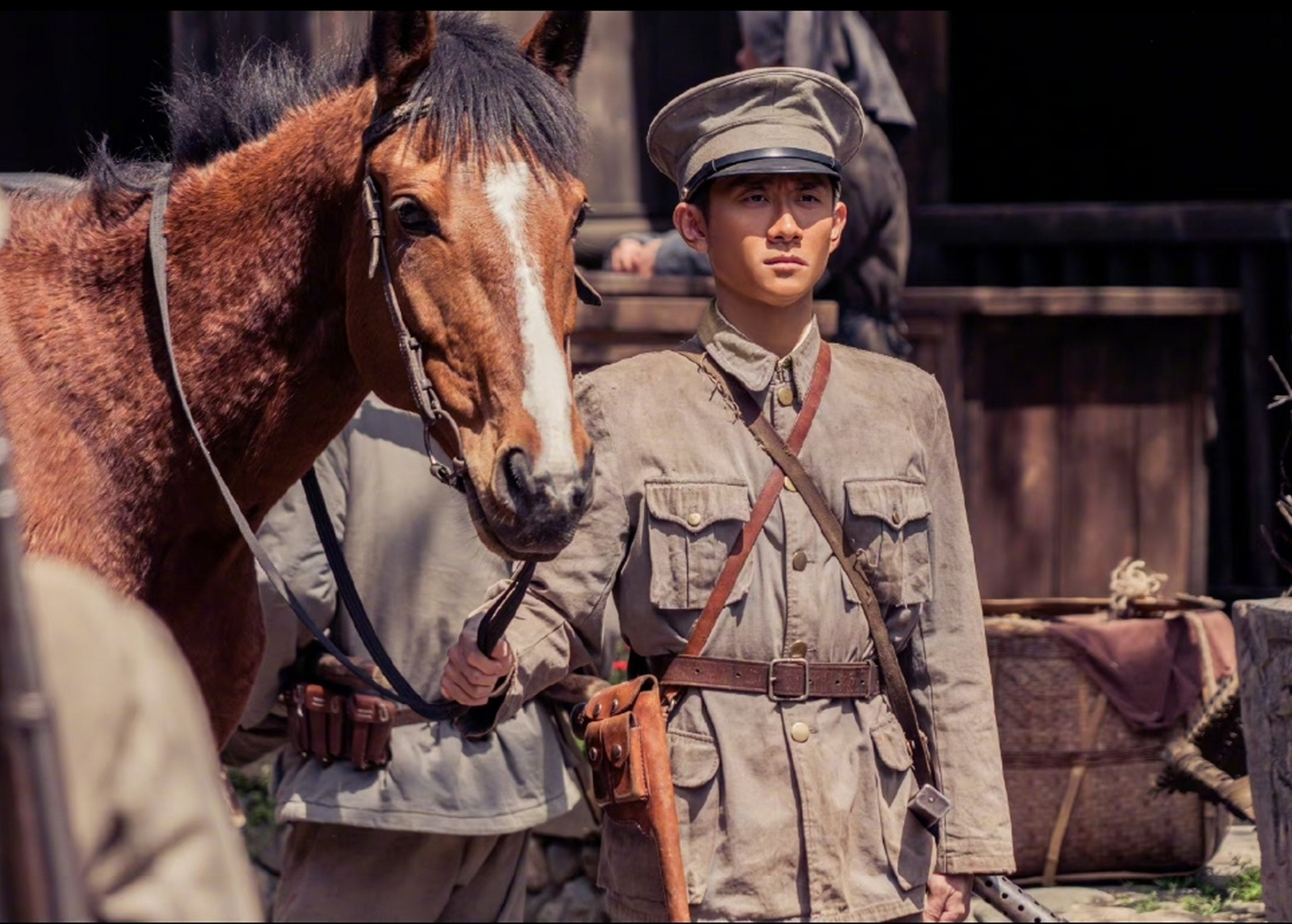 张一山的新电影《浴血荣光》杀青了,一部很有意义的作品,看剧照就让人