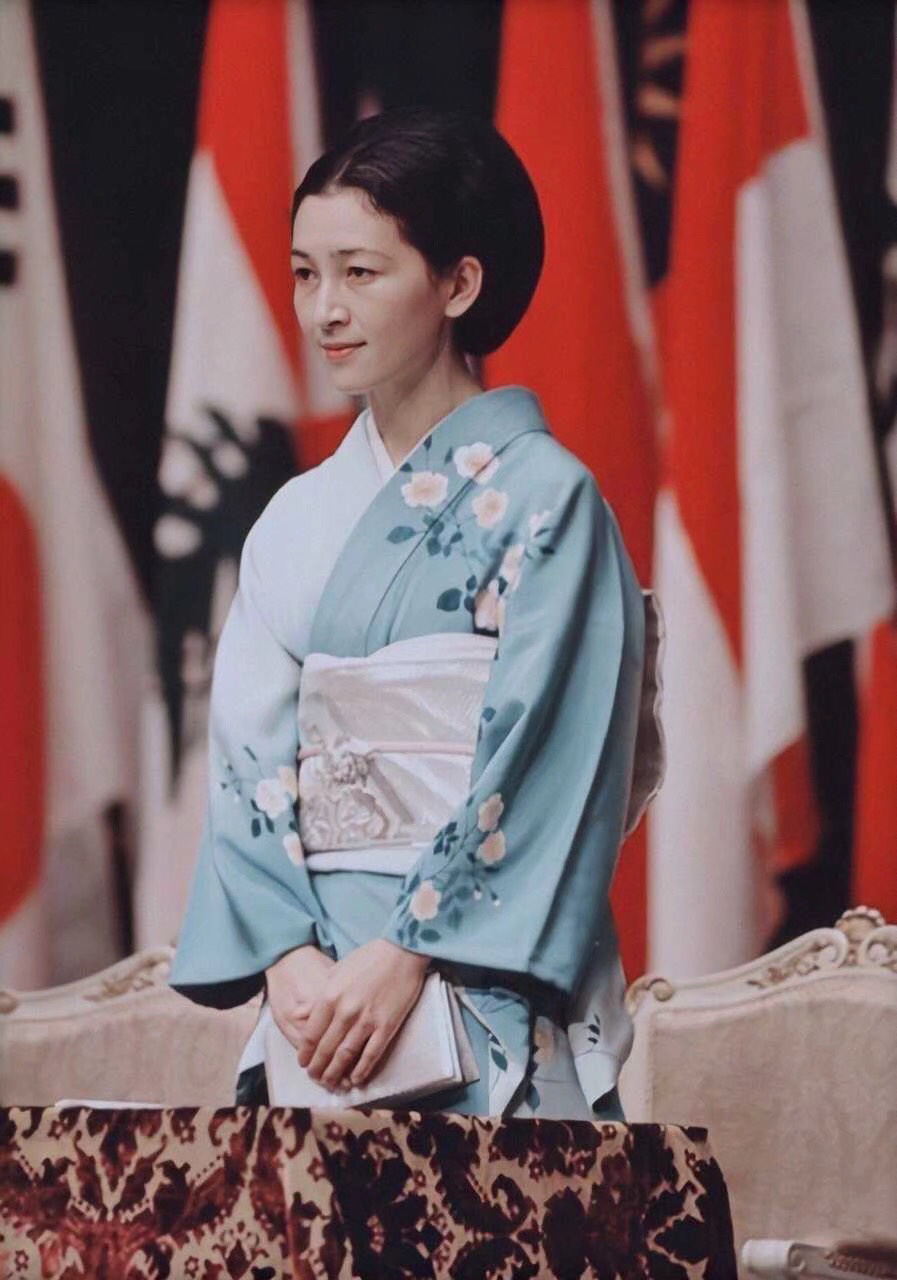 身着华美和服的美智子皇后,优雅温婉的东方美人
