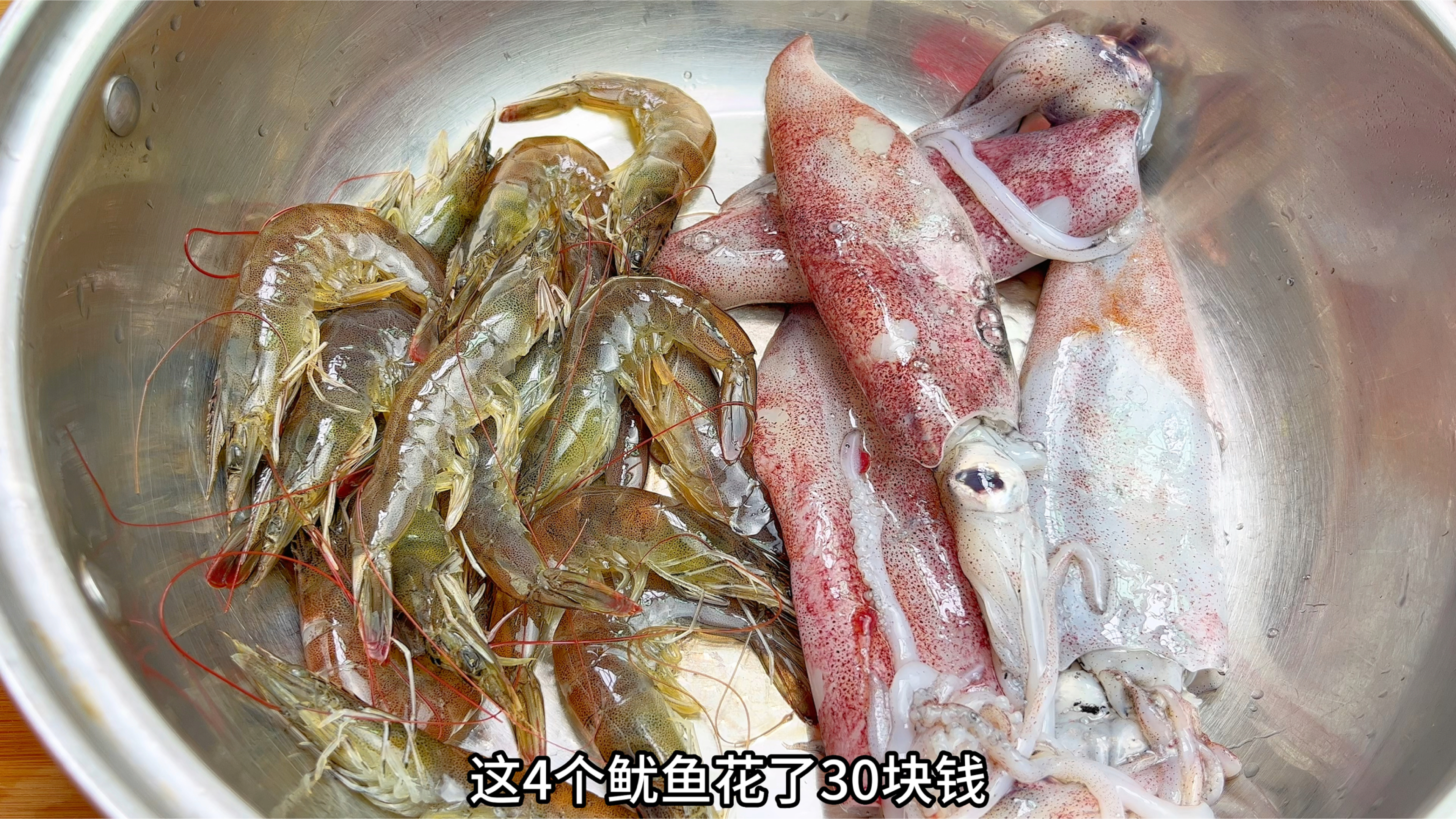 鲜虾和鱿鱼不用蒜蓉蒸,大厨教你这做法蒜香下饭,假期食谱加1
