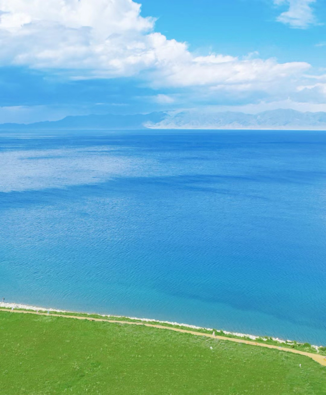 有一种蓝,叫做赛里木湖蓝 这一抹蓝,真的看一眼就会让人沦陷!