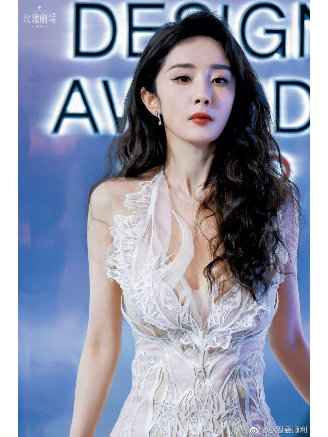 杨幂穿着蕾丝纱裙亮相时尚芭莎设计大赏红毯姐姐好米有在悄悄的
