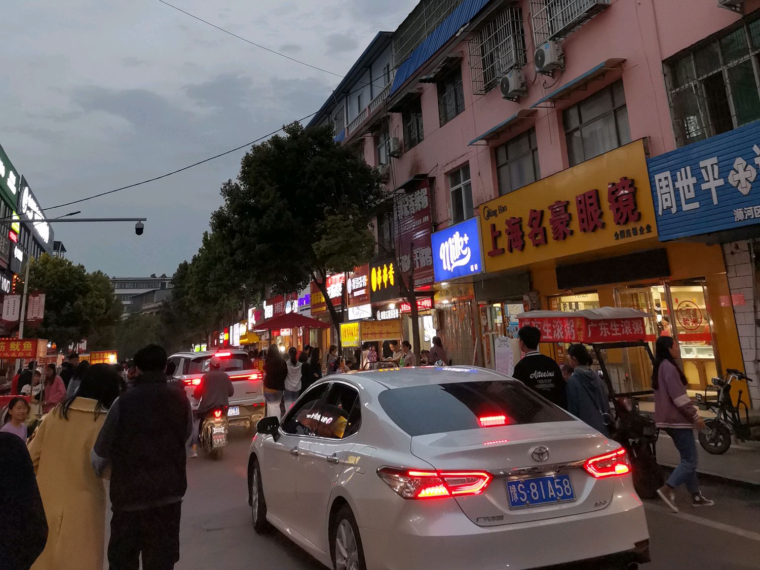 逐步恢复繁荣的信阳师院东门小吃街