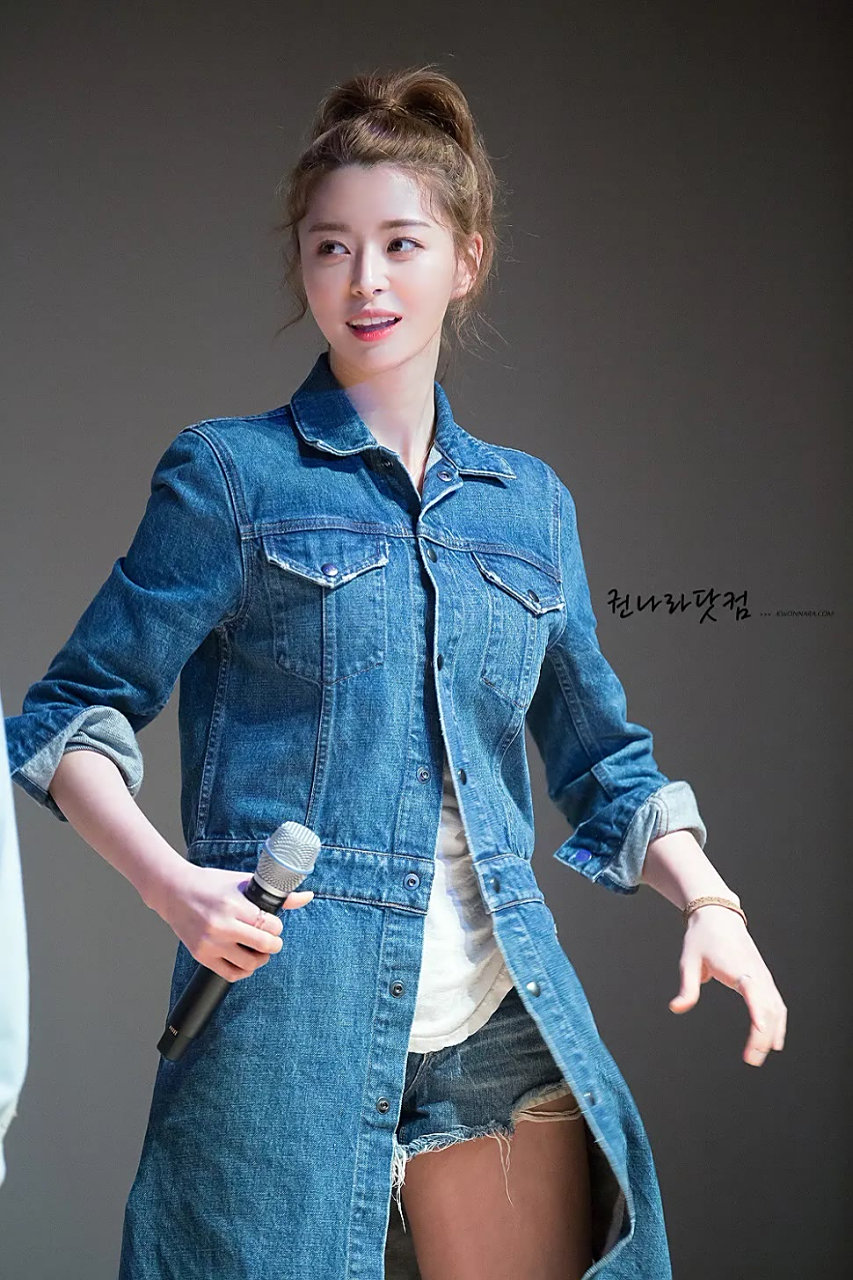 权娜拉不仅有完美的身材比例,更有如女神般的漂亮脸蛋,她用撩人的舞姿