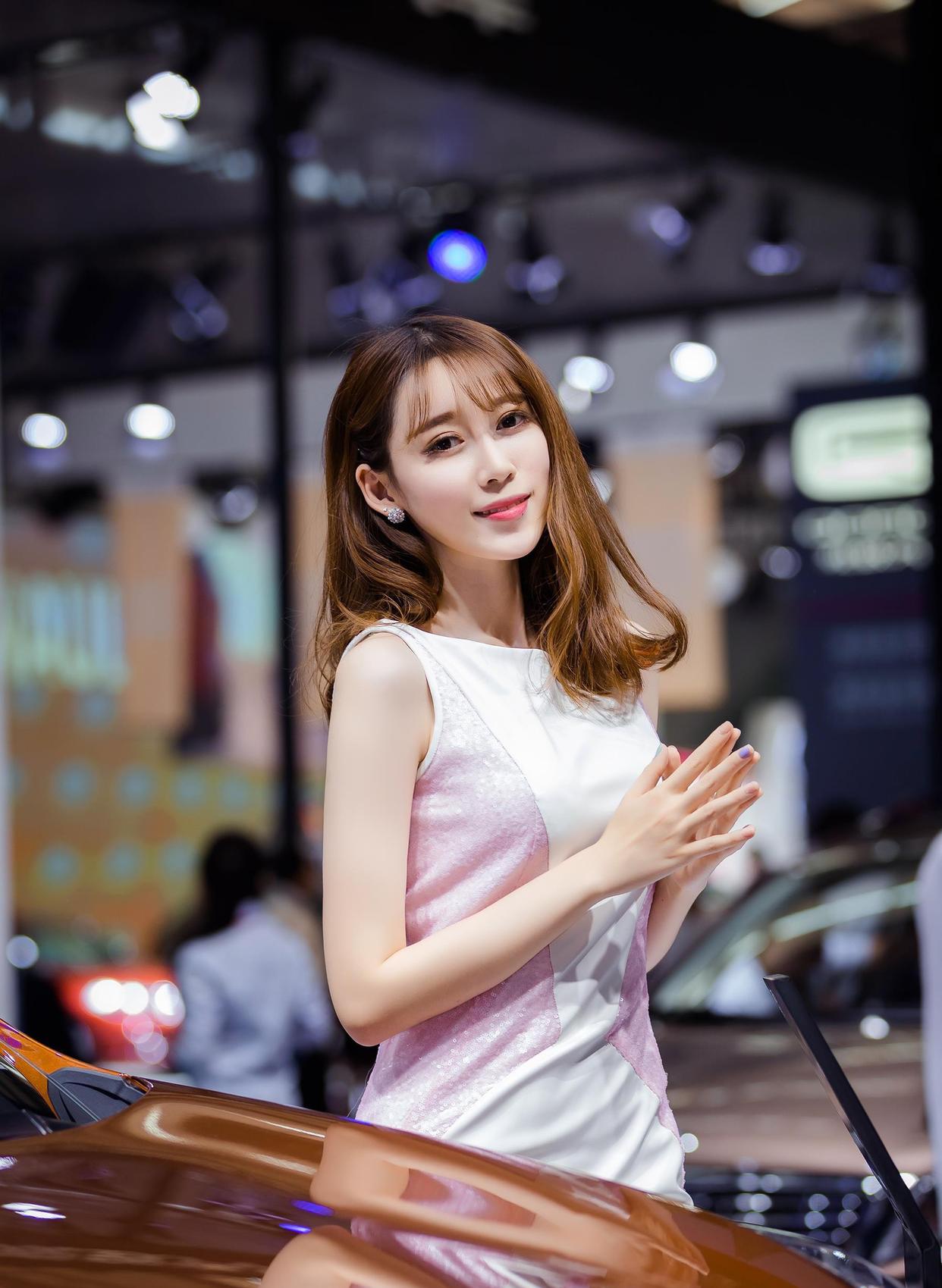 漂亮的车模小姐姐