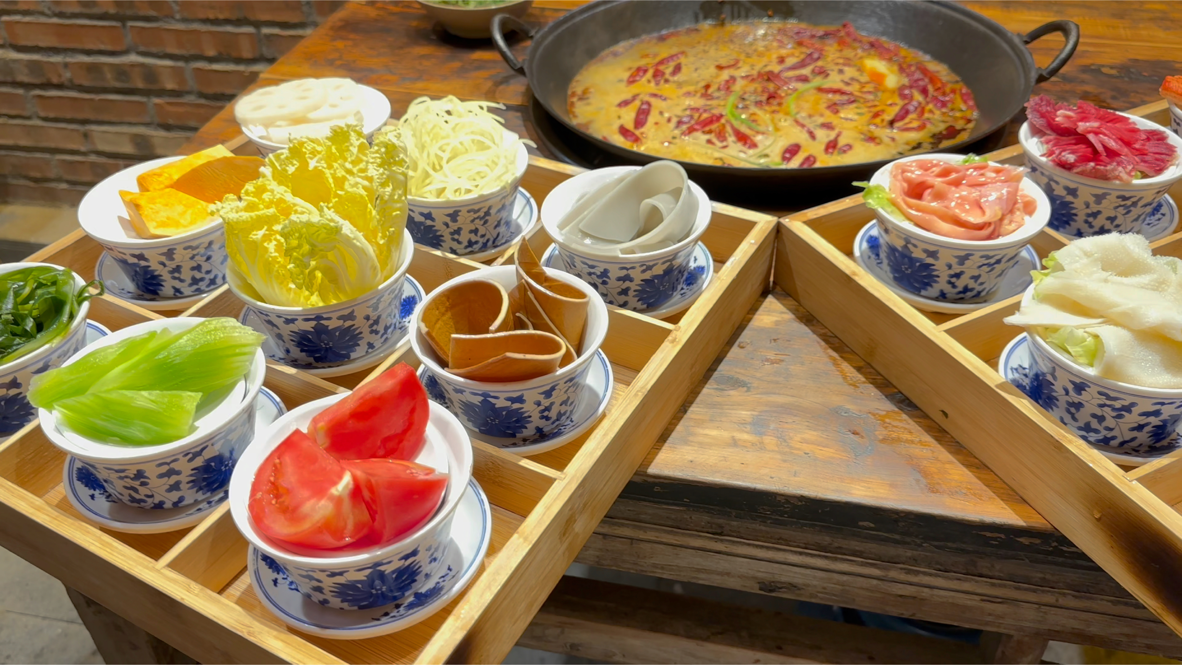 成都春红火锅,18道盖碗拼盘菜,颜值高味道赞(不含锅底油碟)