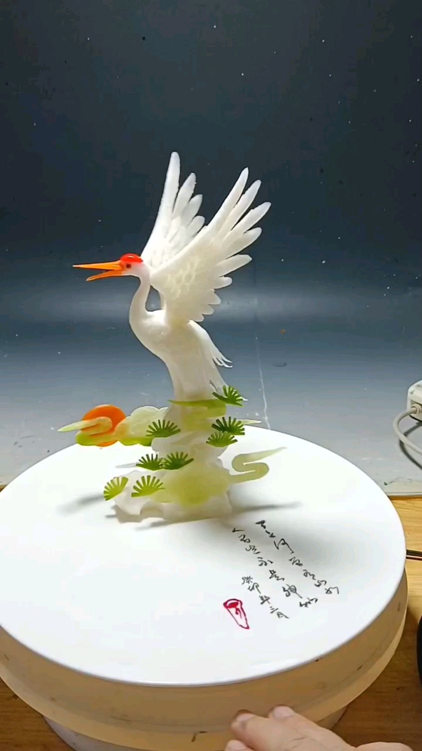 用白萝卜做的仙鹤,家里有老人的每年做一次,象征长寿