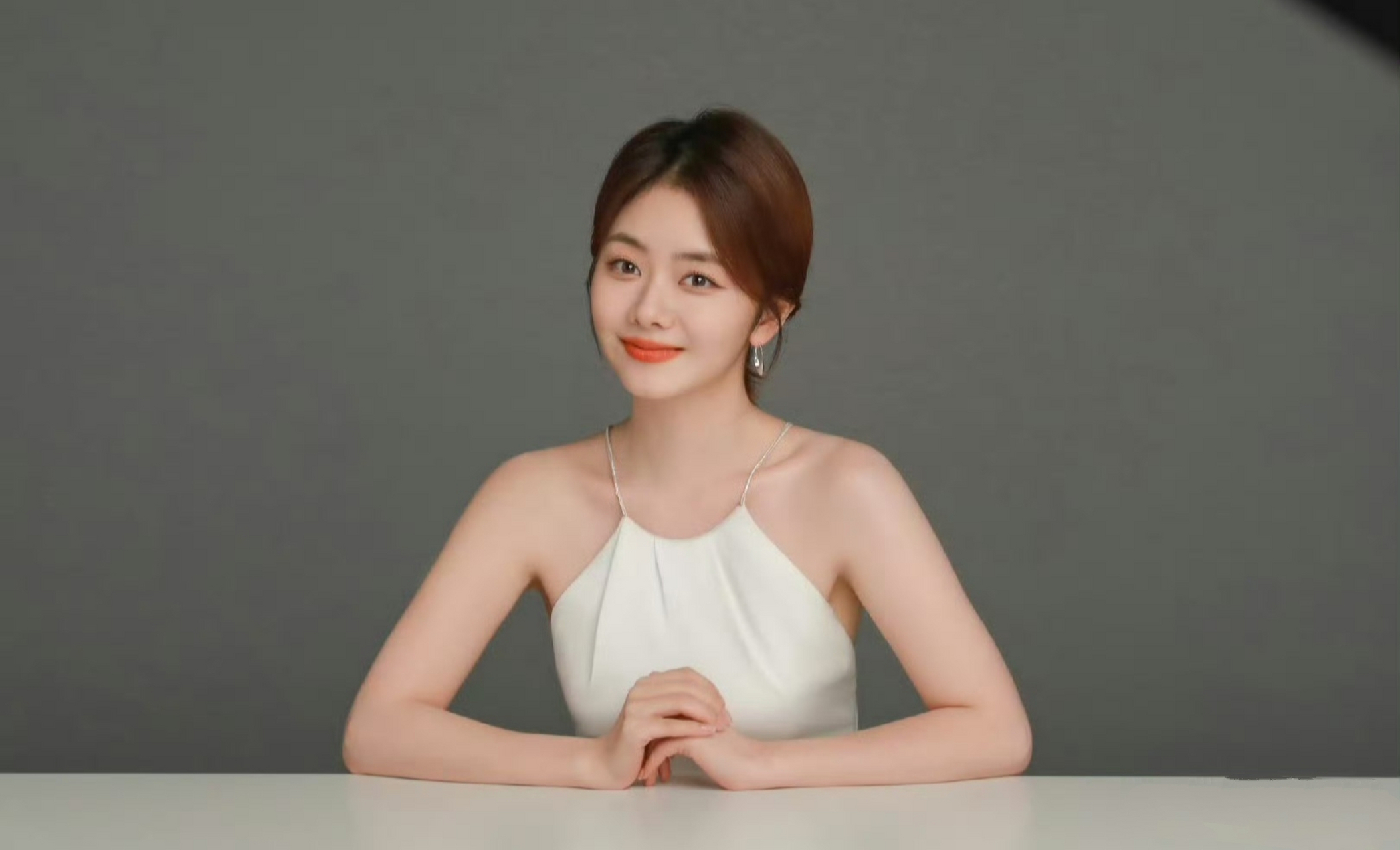 谭松韵一袭白裙,搭配低马尾,优雅高贵,又纯又美又不失俏皮!