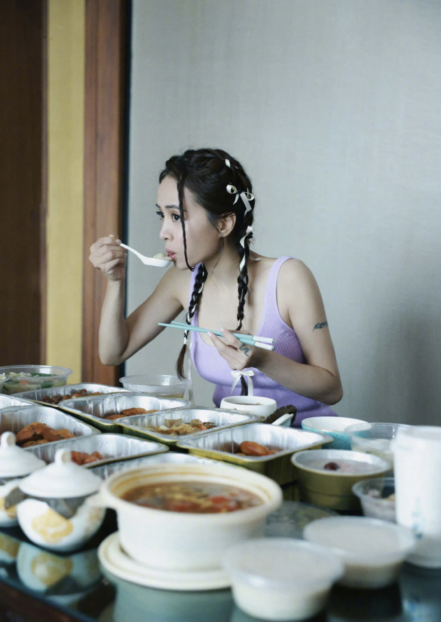 蔡依林点了好多外卖,好奇怪她吃这么多,怎么体重还不到80斤?