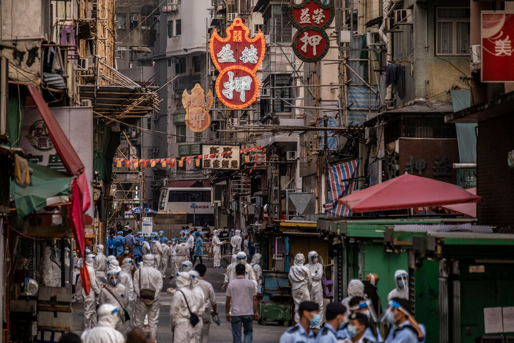香港当局周六派人前往佐敦社区。从今年1月1日至上周末,香港已确诊了约1100例新冠病毒感染病例,其中160多例在这个社区。