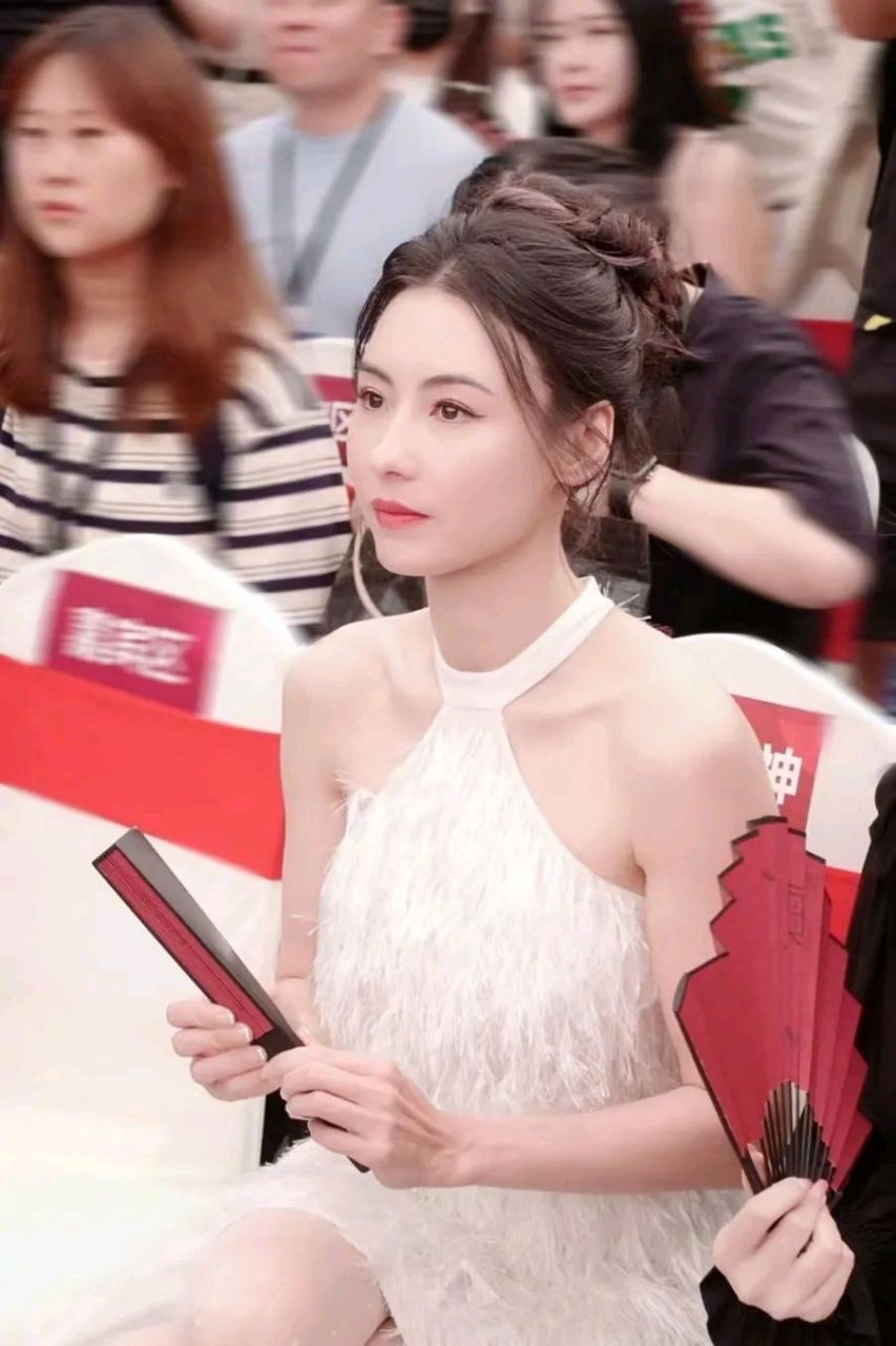 张柏芝亮相重庆,这次她搭配的非常漂亮,整个人都变年轻了,像个迷人的