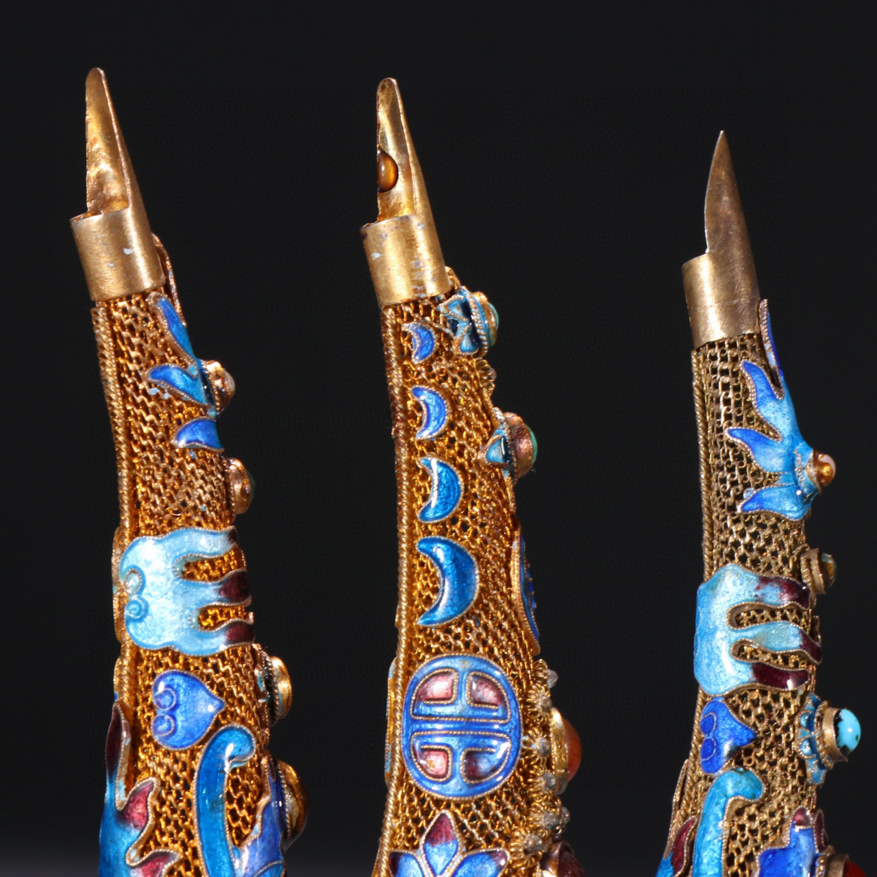 清代 银鎏金烧蓝嵌宝石护甲一套. 规格:长8.7㎝宽1.8㎝总重41g