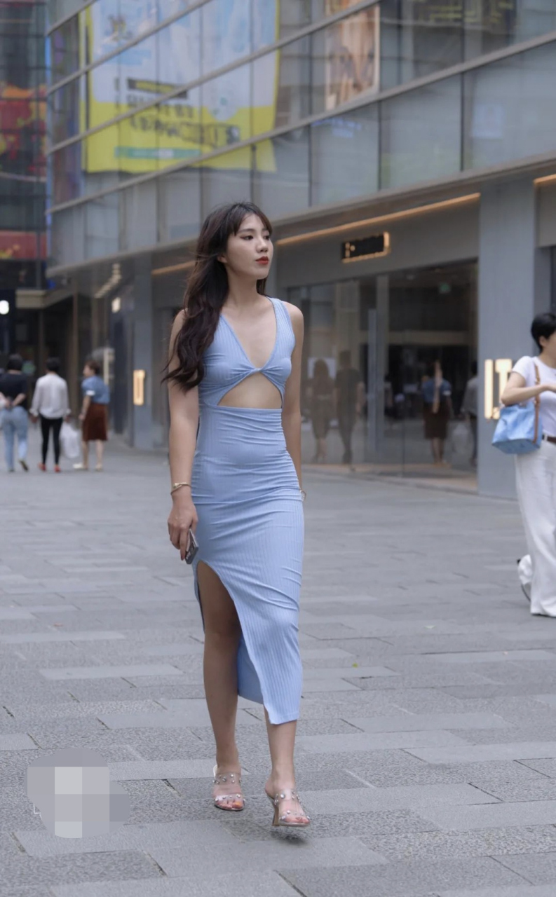 时尚街拍高跟开叉裙气质美女