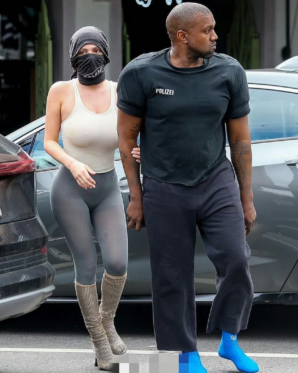 侃爷老婆bianca censori最近的穿搭越来越迷惑,侃爷kanye west不会是
