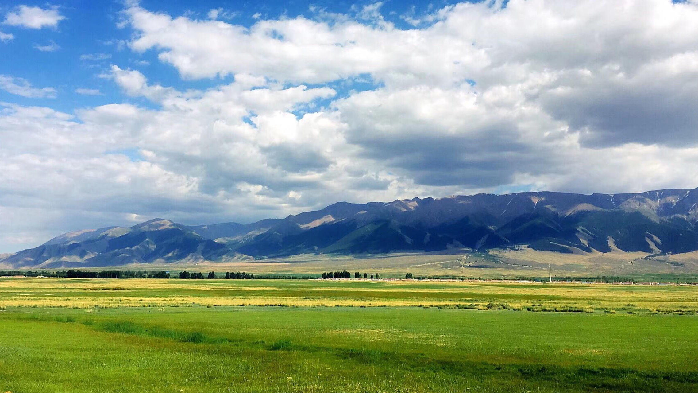 国内文旅# 巴里坤草原位于新疆东北部的哈密地区,这里有"天山淞雪","