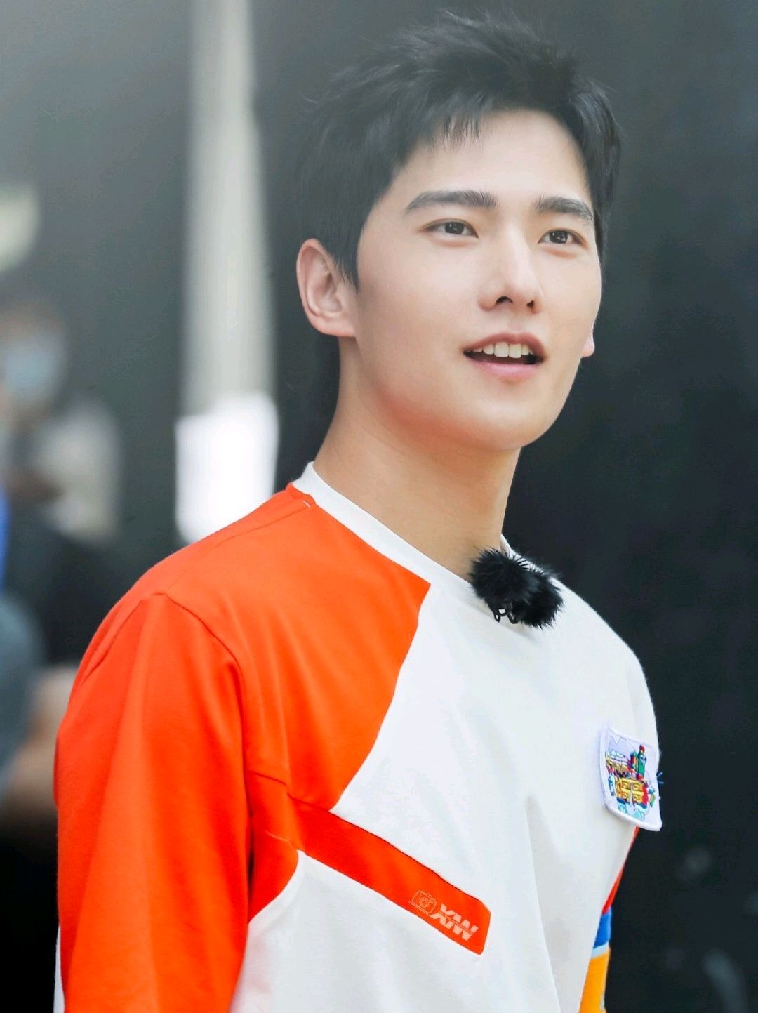杨洋元气满满的哥哥路透,身穿橙色队服像刚满18,笑起来太治愈