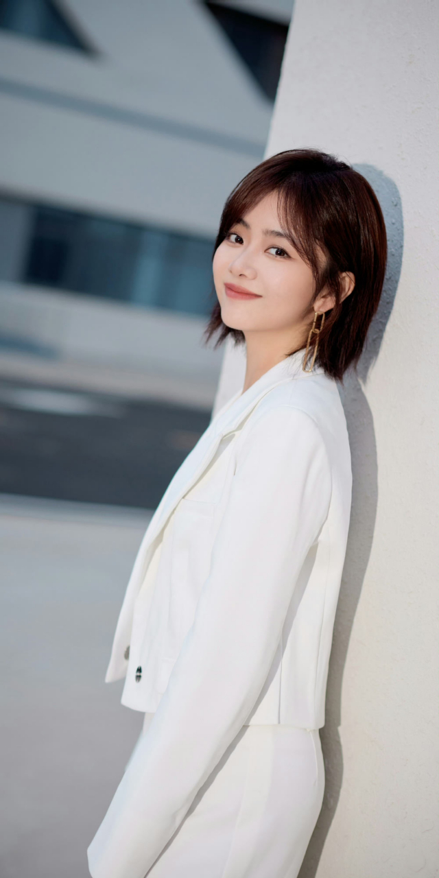 谭松韵白色西装利落干练壁纸组图 #谭松韵