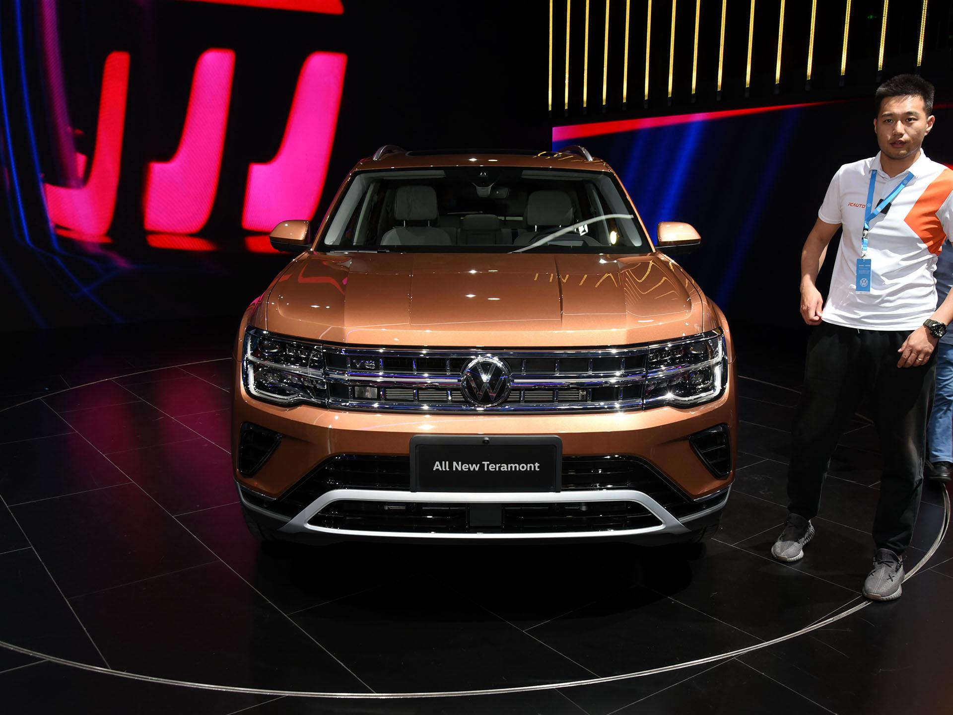 大尺寸配大v6,合资suv中价格便宜又打孔机的车,实拍大众途昂