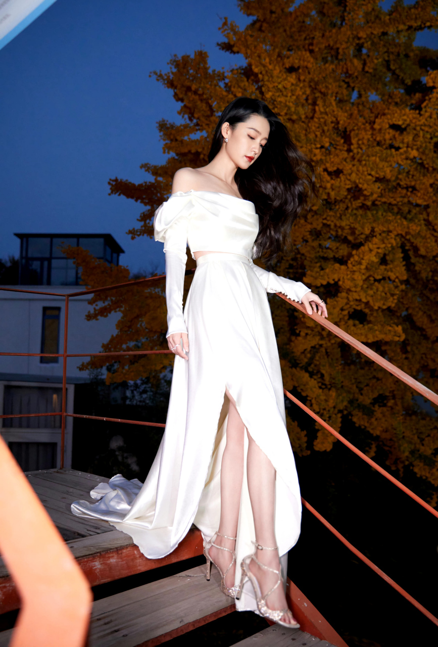 李沁# 新造型气场全开,穿一袭精致小白裙,优雅和少女感都有.
