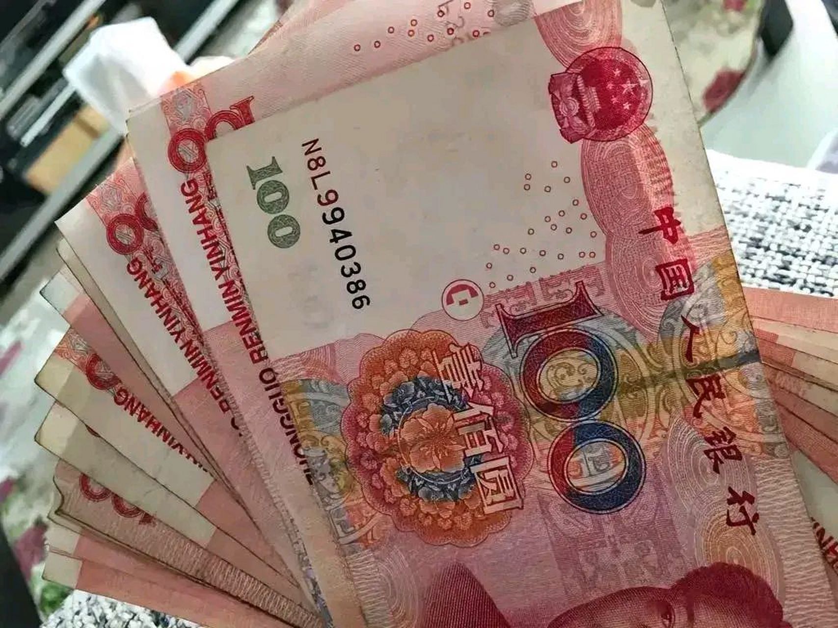 老公发工资了,转给我1万5,他留了6000零花钱,我立马怒了!