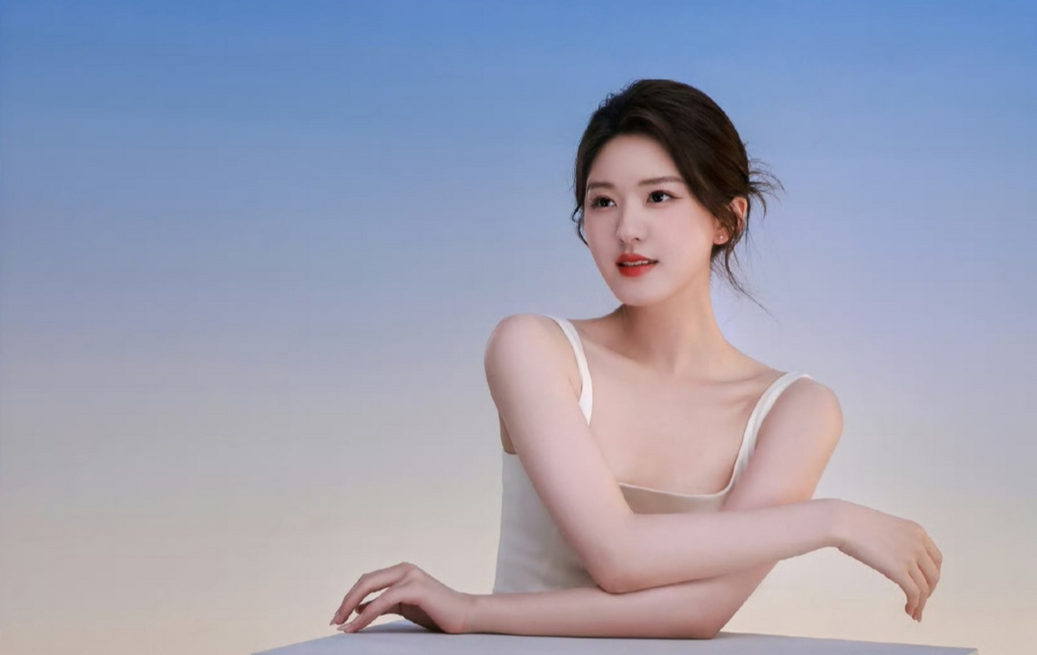 甜美可爱,俏皮灵动的#赵露思# 一袭白色吊带连衣裙,丰满傲人的事业线