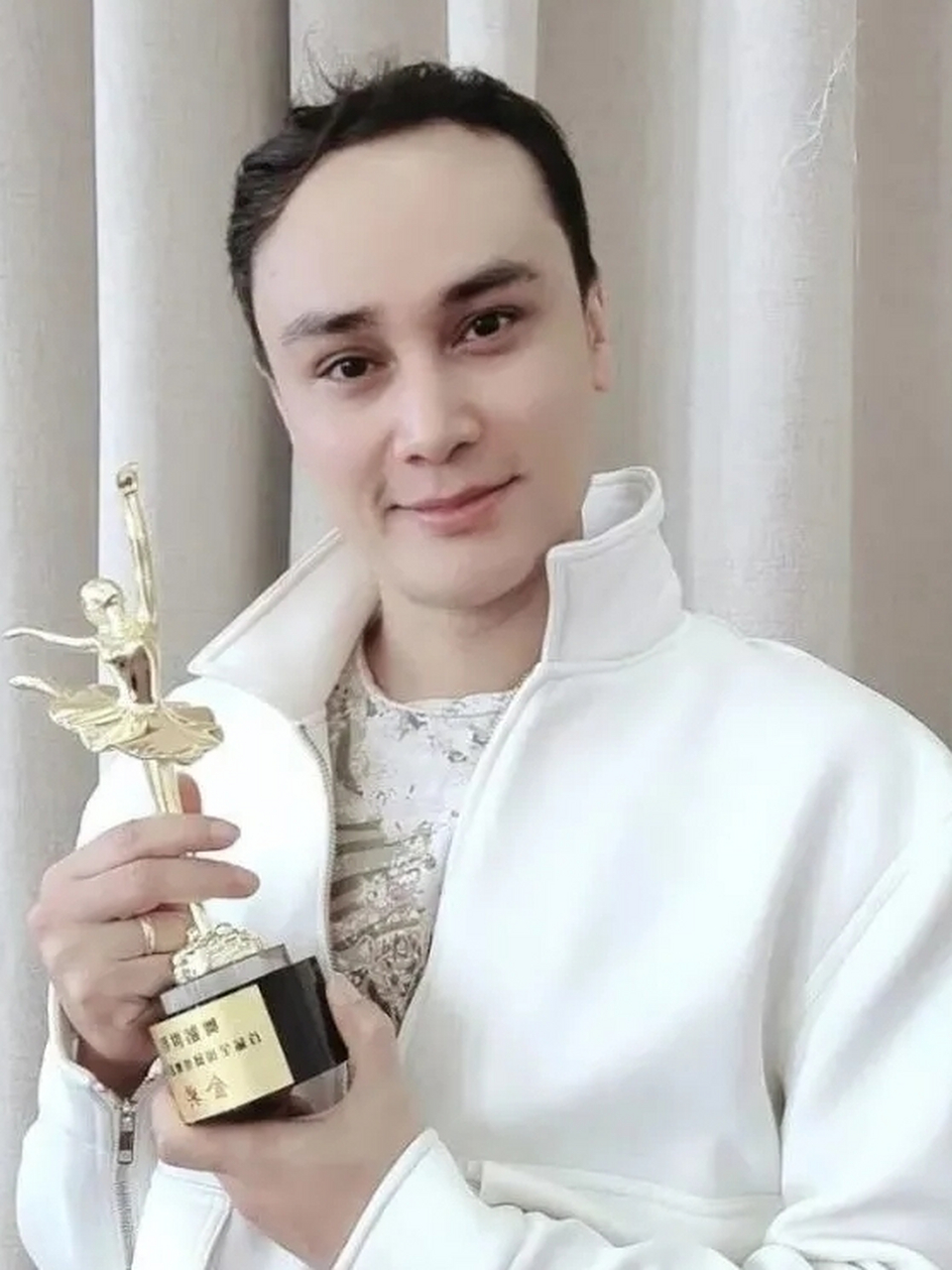 马依热·艾买提江,在她身上有着舞蹈演员那种与生俱来的独特气质,她那