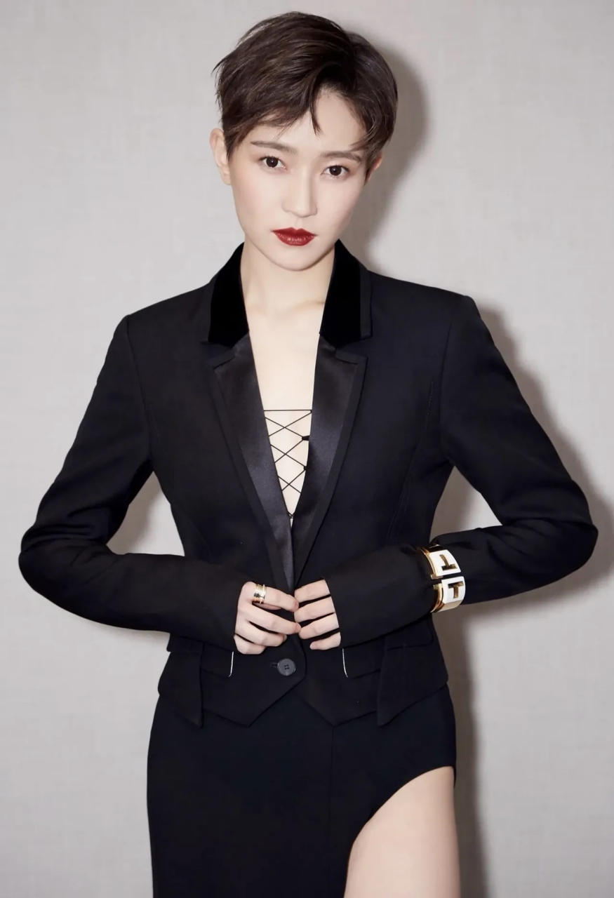 短发的焦俊艳一样可以很有女人味