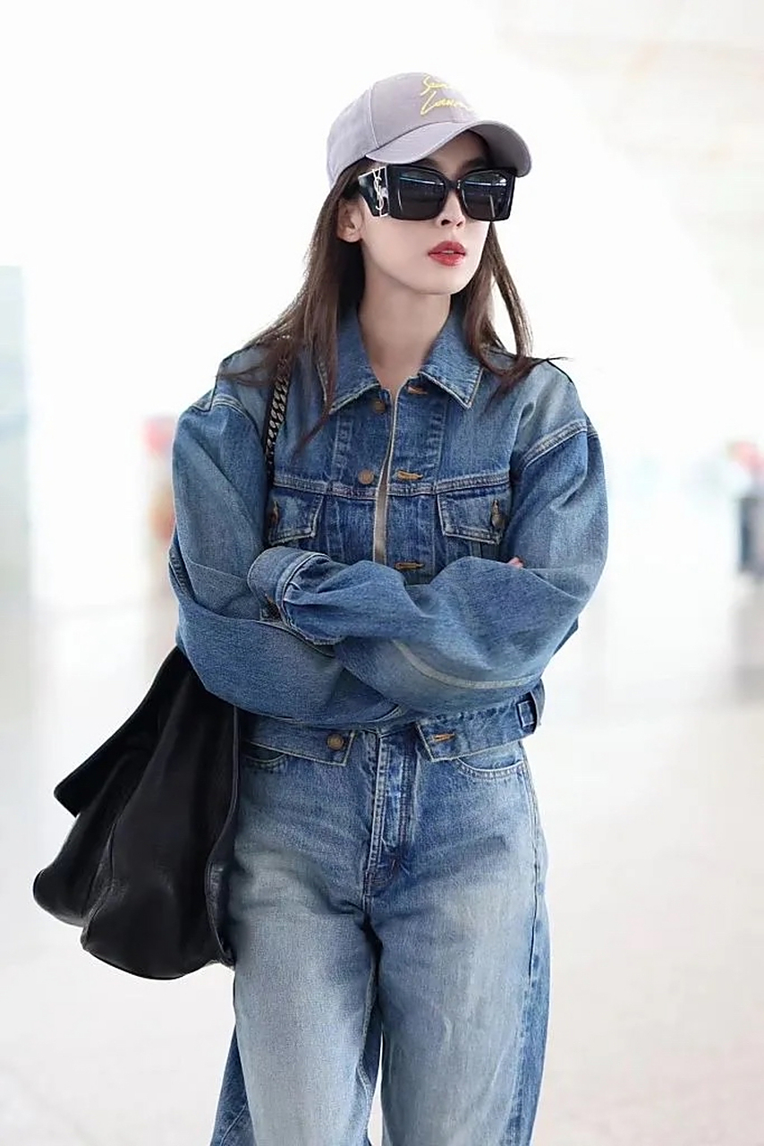 古力娜扎出发前往巴黎时装周,她穿一件牛仔短外套,内搭一件灰色小背心