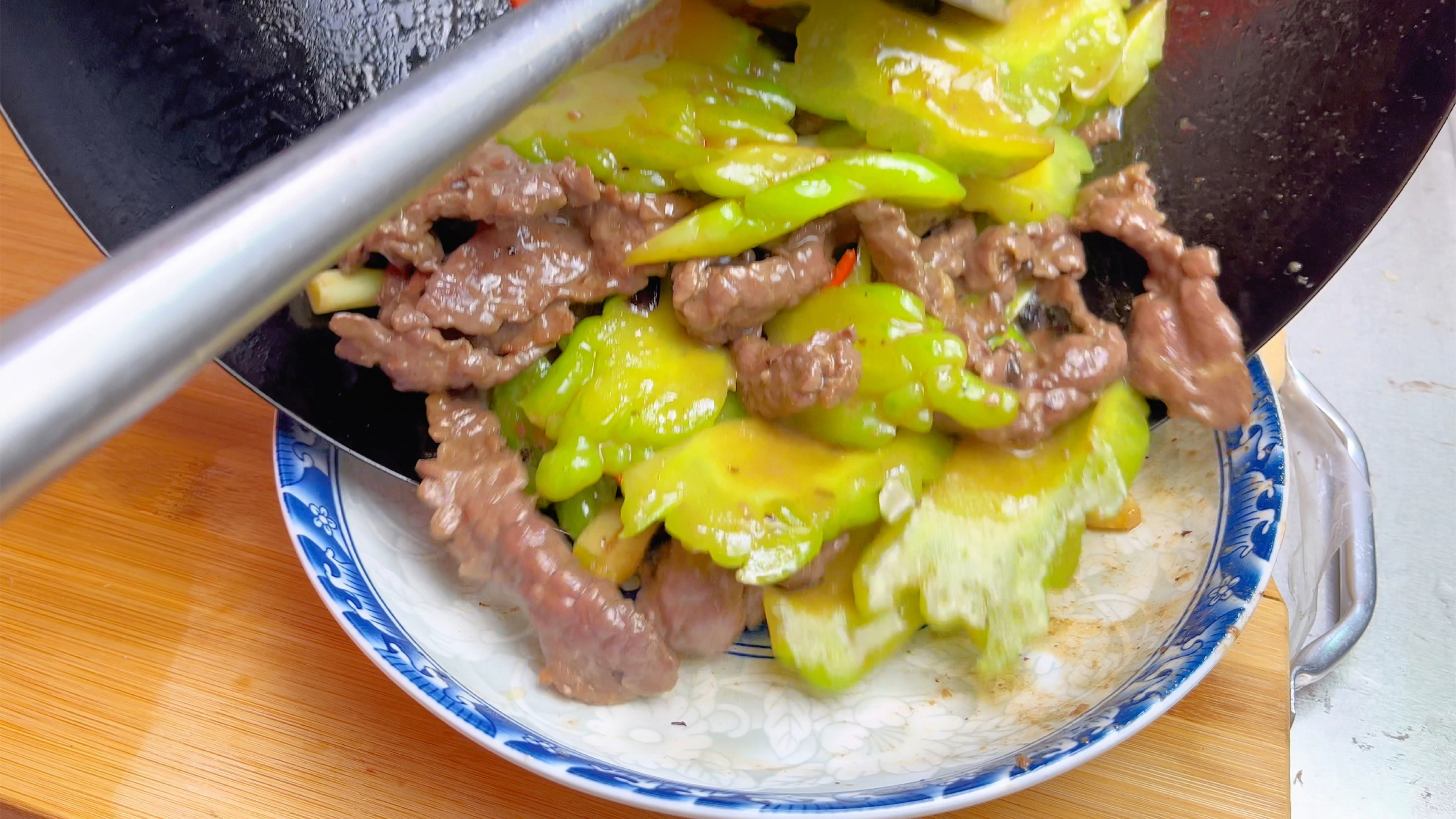 苦瓜当季不时不吃，分享广东特色菜“苦瓜炒牛肉”，鲜嫩好吃
