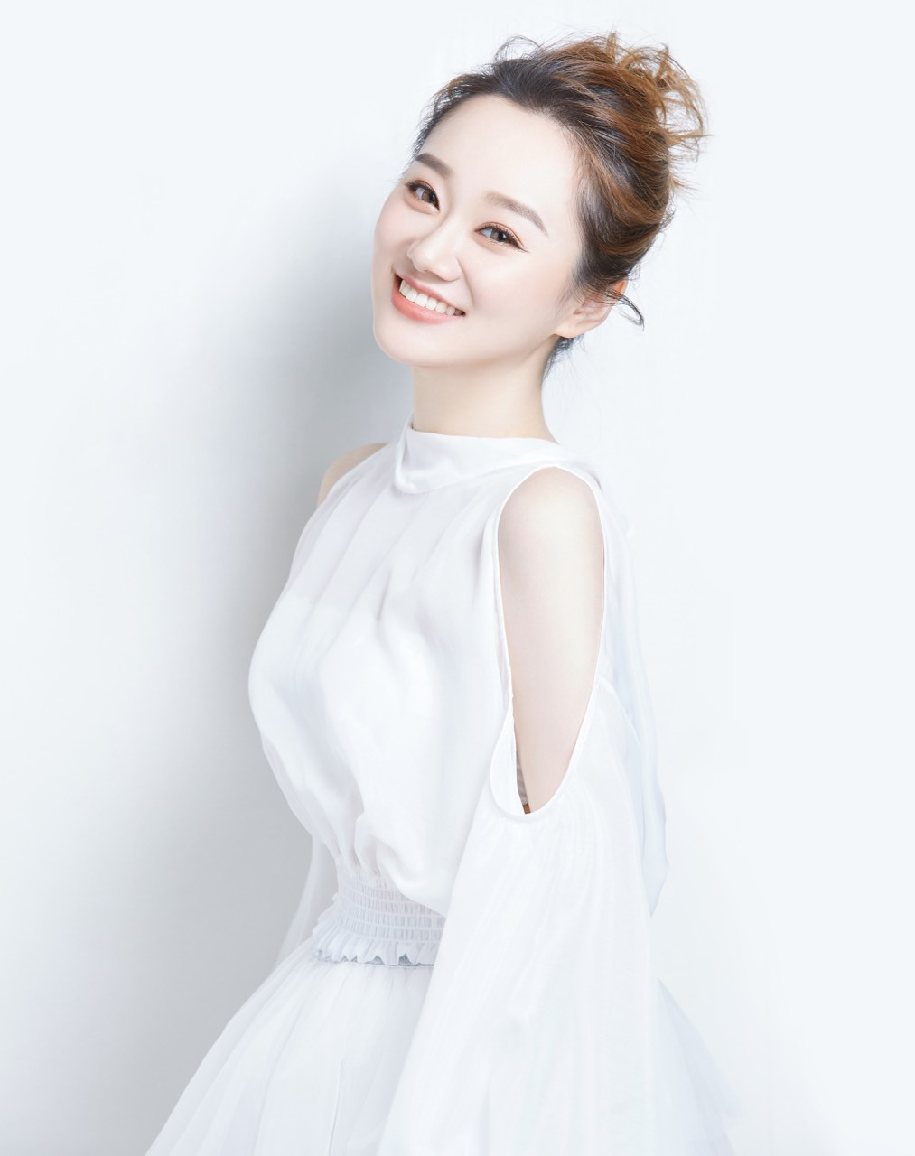 作为一枚颜值歌唱主播,夏玲美在yy直播平台已经有123万粉丝了,直播