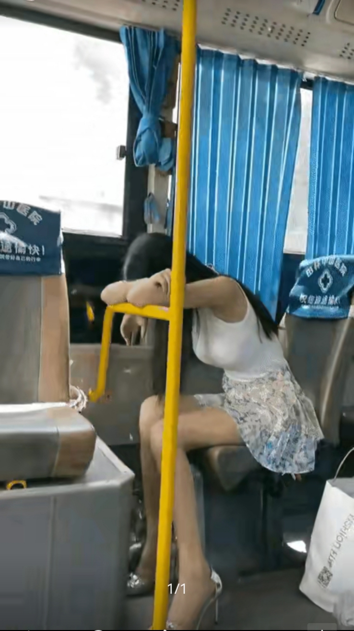 "美女坐公交车因穿着性感,买菜大妈看不下去了,都把人家说哭了.