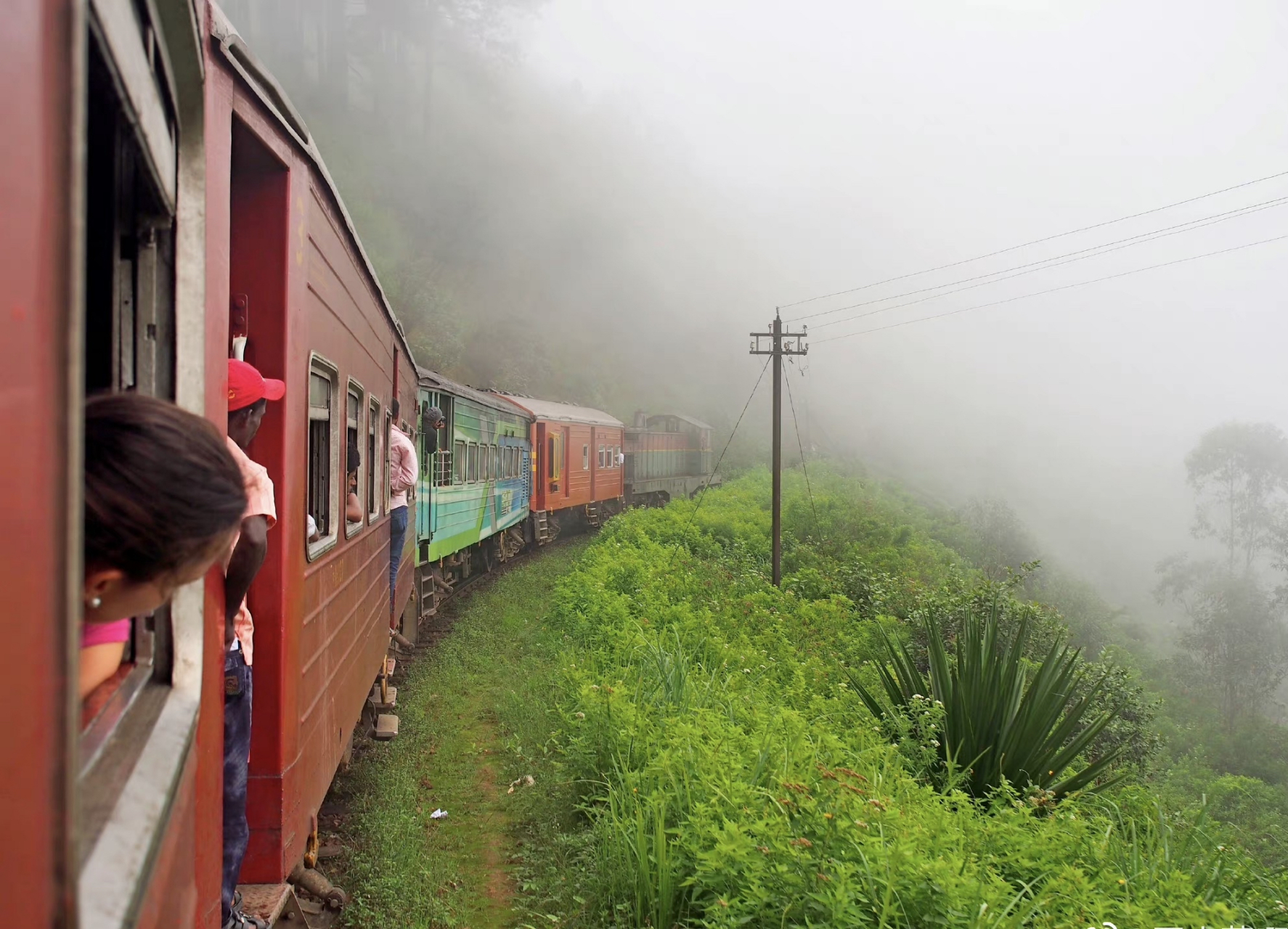 斯里蘭卡最著名的高山茶園鐵路,就在埃拉到努沃勒埃利亞中間.