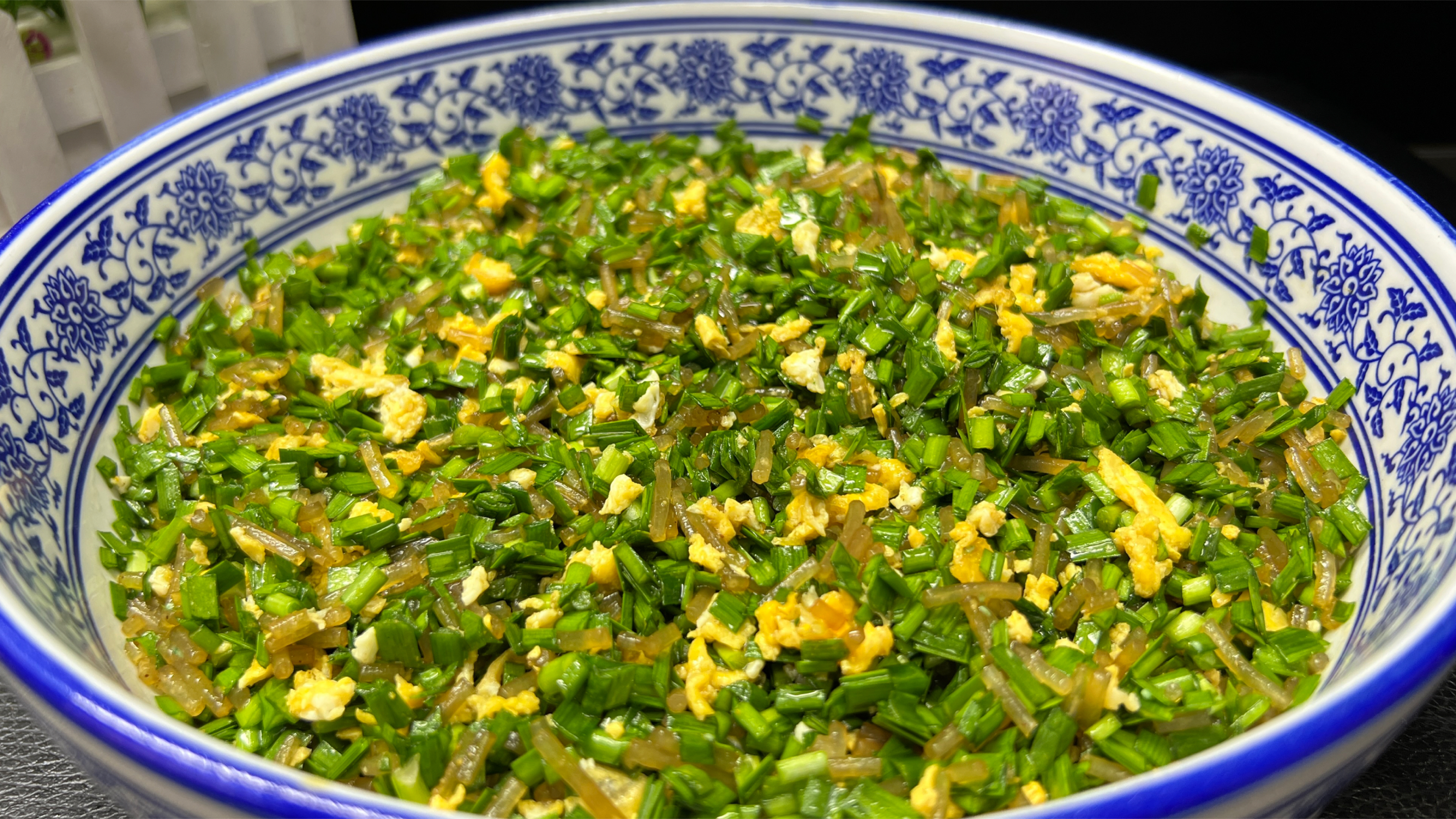 调韭菜鸡蛋饺子馅,先放油是大错!教你一招,韭菜鲜香翠绿不出水