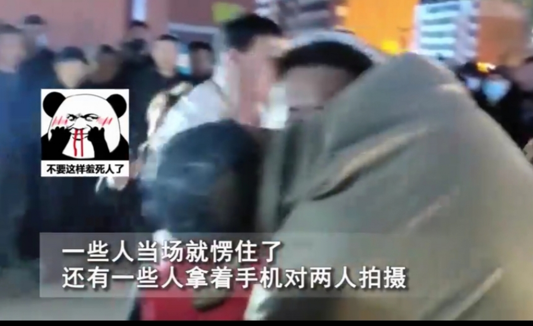 跳舞广场,大爷突然搂住大妈亲吻.网友说:浪漫不懂年龄,活得真洒脱!