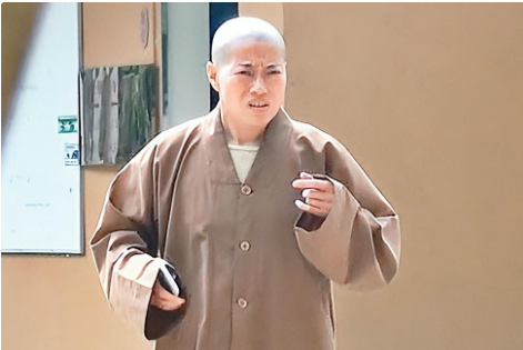 "风流尼姑"释智定:白天慈悲为怀出家人,晚上荒唐放纵当起富太