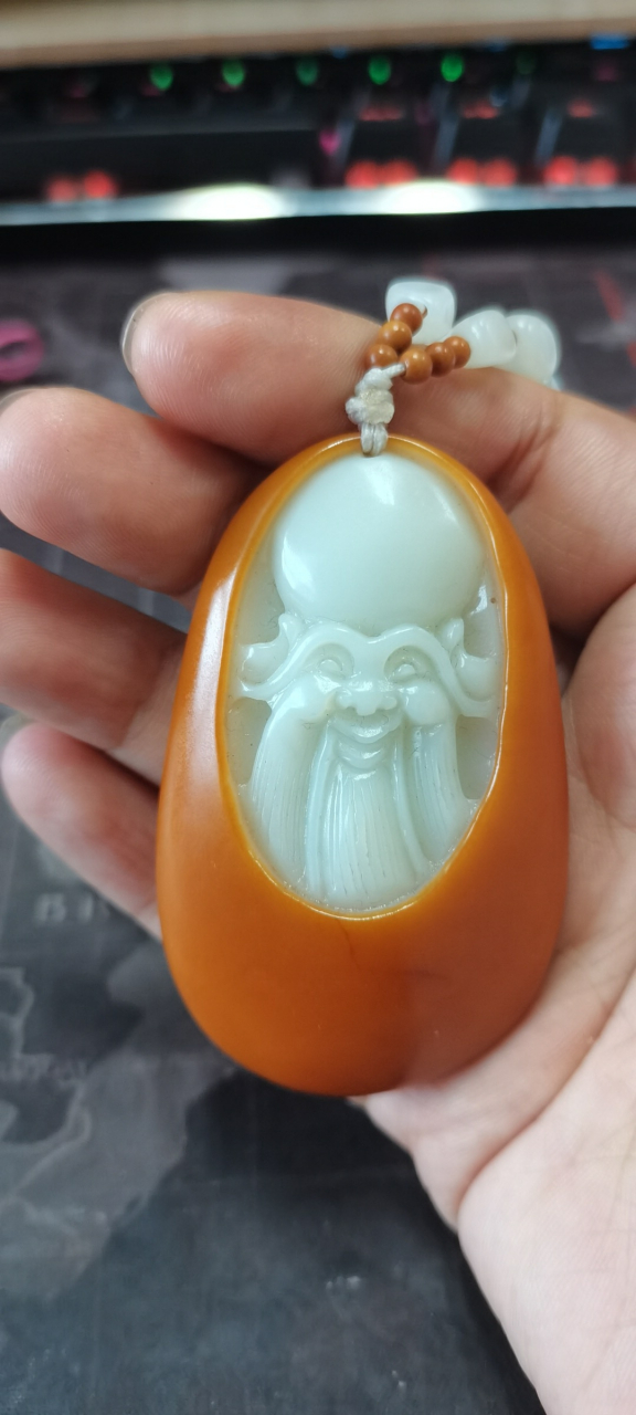 这是朋友送的俄料寿星挂坠,和田玉这东西掺假染色的也不在少数,都说