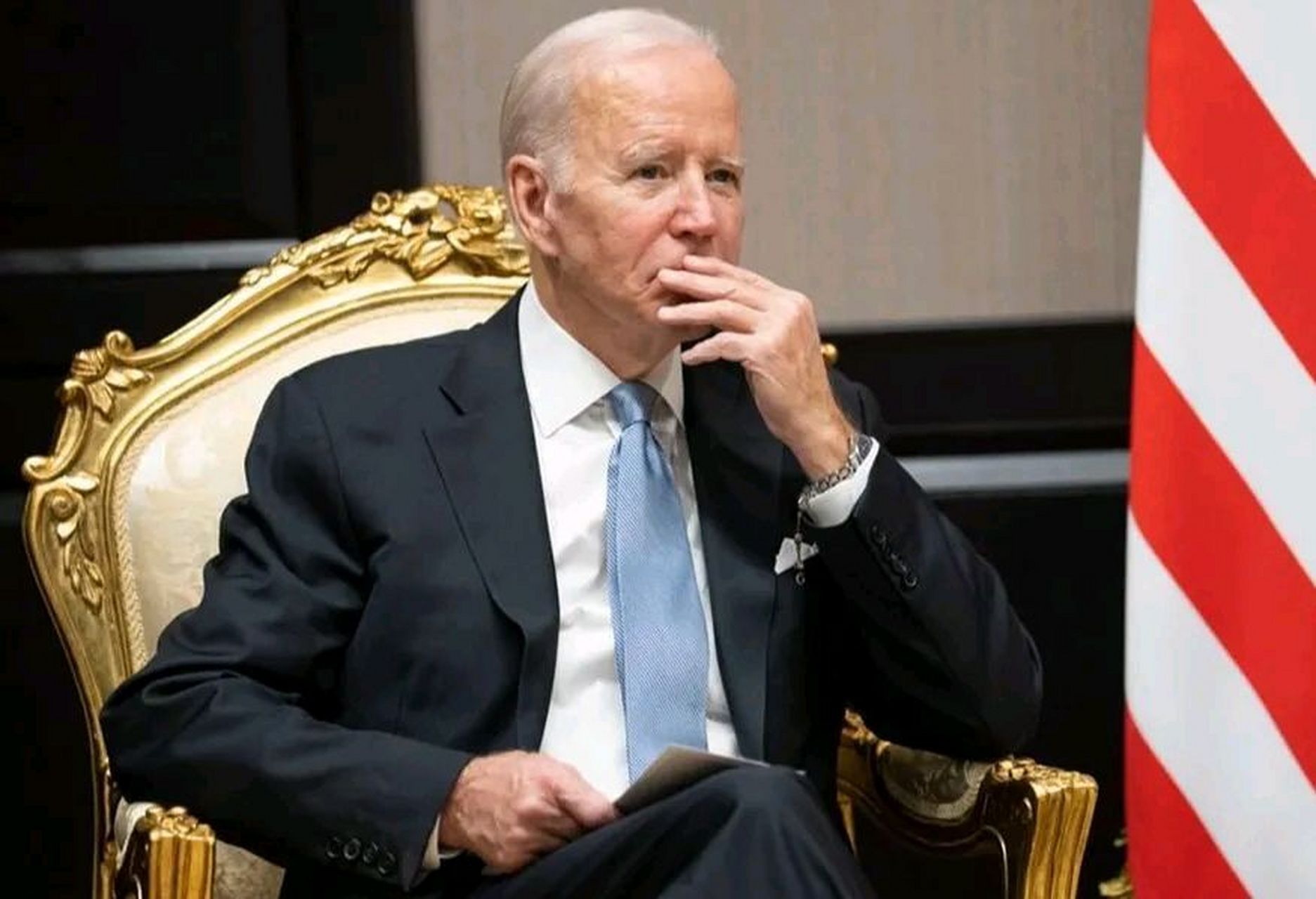 据了解,近日拜登在进行演讲时,又做出了十分怪异举动,即频频踢讲台.