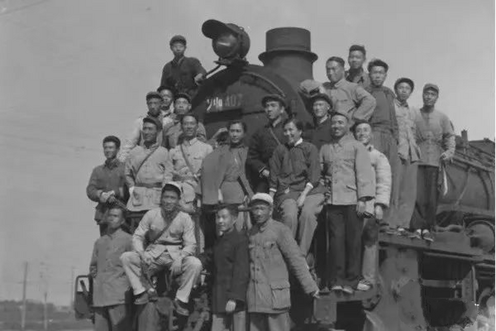 老照片|铁道游击队胜利后合影  这是真实的情景吗?