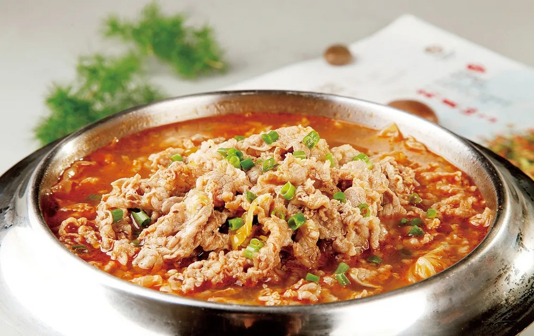 酸汤肥牛:一道诱人的火锅美食  酸汤肥牛作为火锅界中的经典菜品,以其