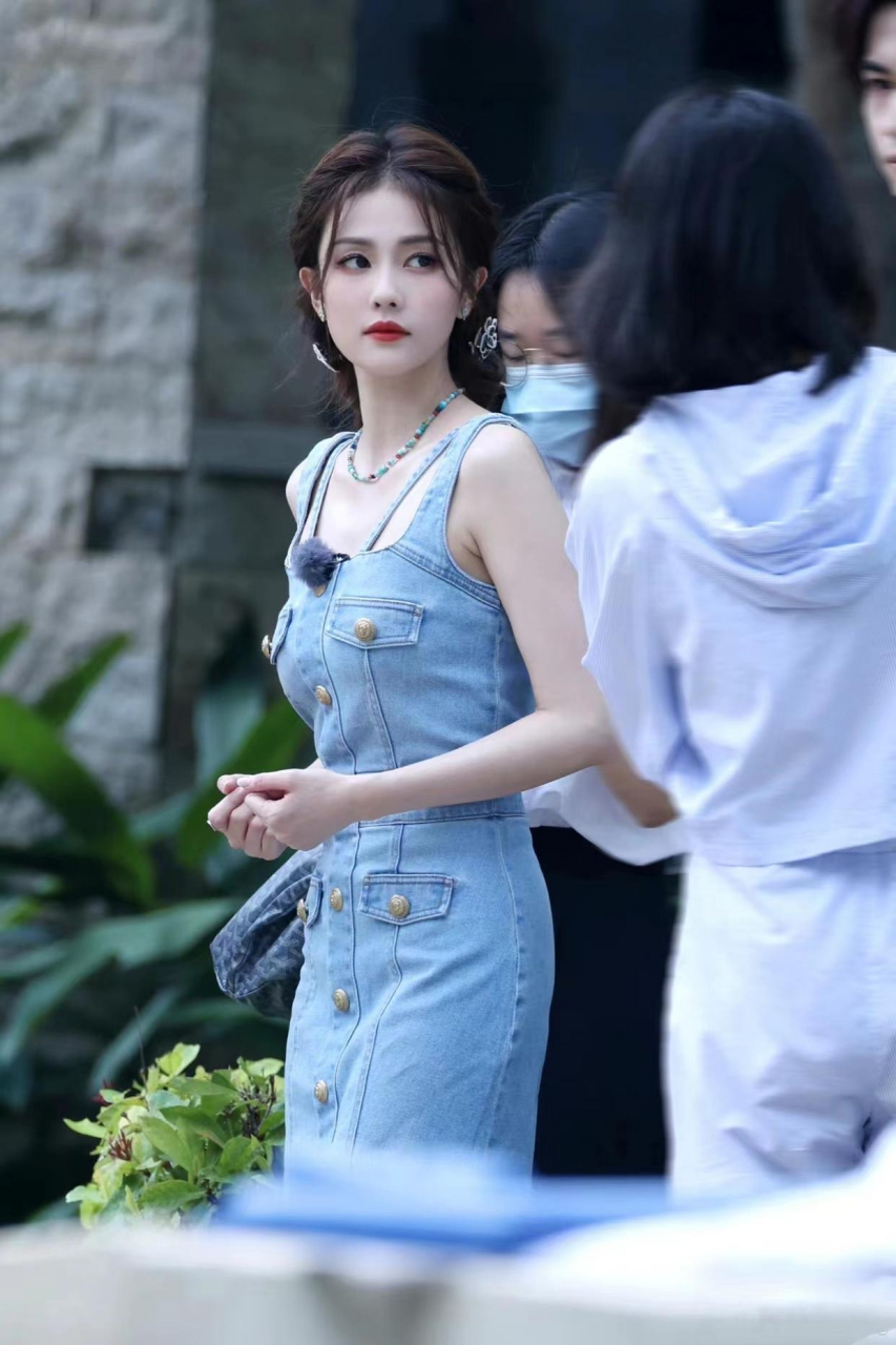 白鹿吊带牛仔连衣裙,时尚又百搭,又美又仙#明星穿搭# #明星生图大赏