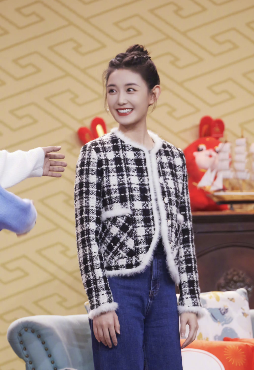 蒋依依这妆容好吓人,本身就是浓颜系长相,再画个大浓妆叠加在一起就太