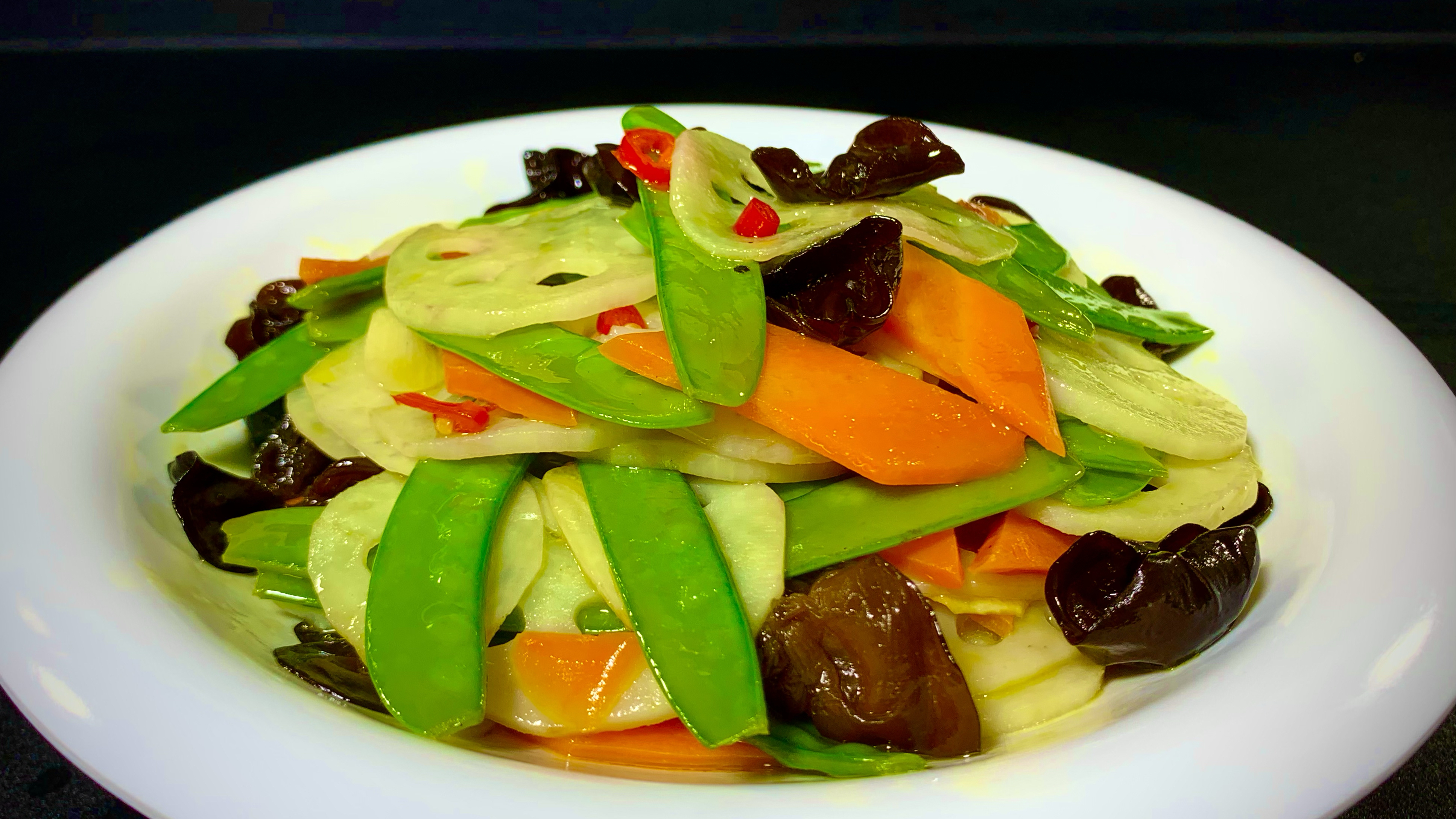 农家素小炒“荷塘月色”的做法,清淡爽口又解腻,营养丰富又健康